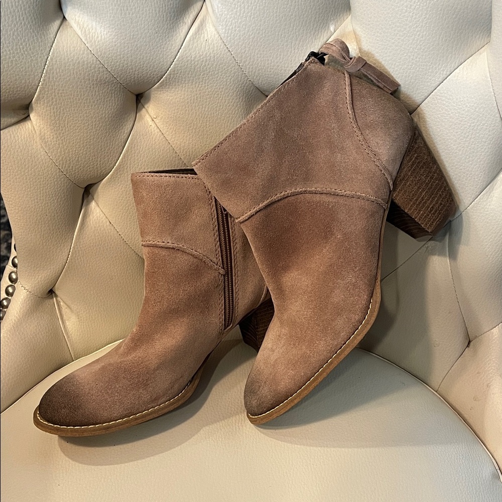 Tesori Tan Suede Ankle Boots 8.5 Distressed Boho Western Country